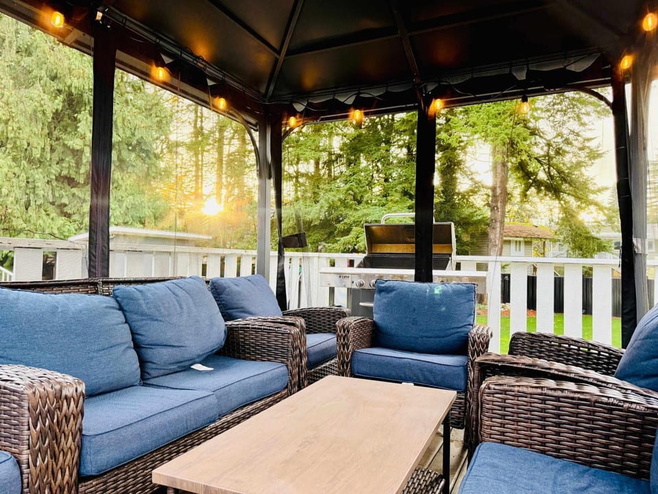 The Stag House - Hot Tub Theatre Arcade Games & Sleeps 18 House in Langley