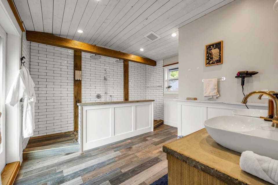 The Stag House - Hot Tub Theatre Arcade Games & Sleeps 18 House in Langley