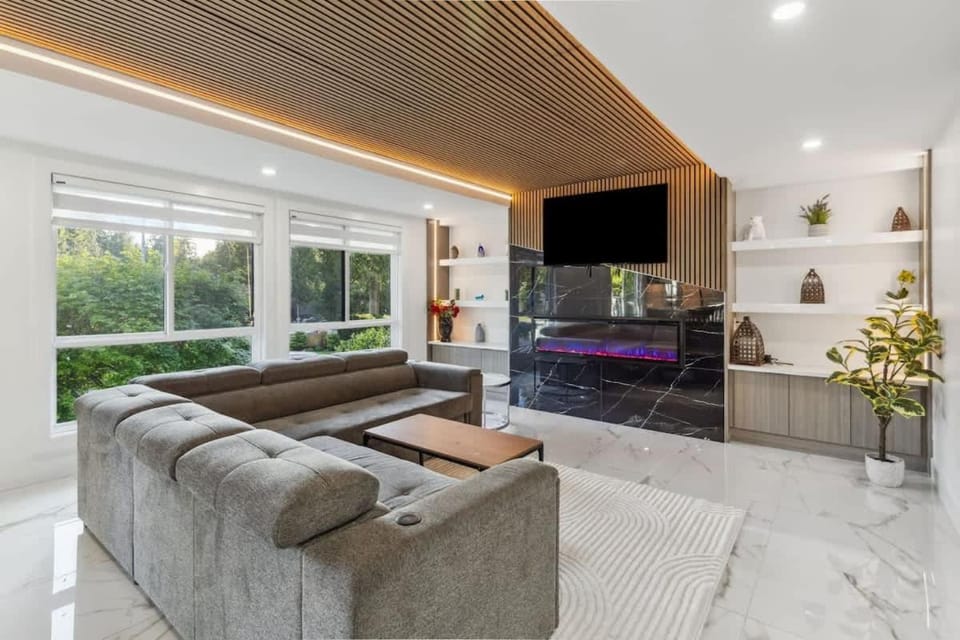 Bunny Bliss Villa - Hot Tub FirePit Theatre & Sleeps 20 House in Langley