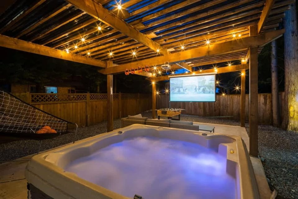 Bunny Bliss Villa - Hot Tub FirePit Theatre & Sleeps 20 House in Langley