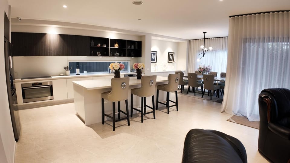 Kitchen or kitchenette, Seating area, Dining area