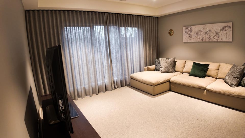 TV and multimedia, Photo of the whole room, Seating area