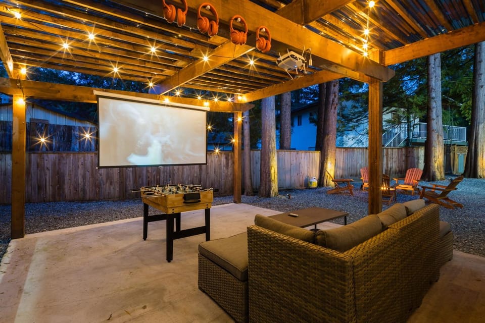 Bunny Bliss - Lower Level HotTub FirePit Theatre House in Langley