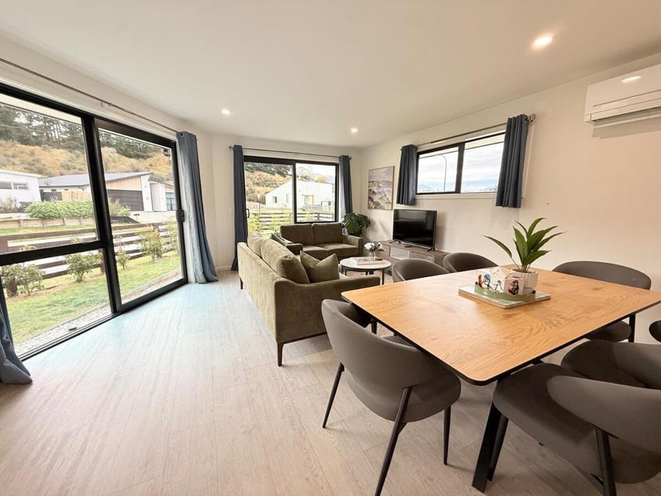 Living room, Seating area, Dining area, air conditioner