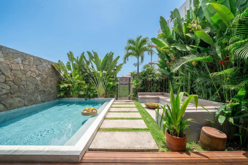 Patio, Swimming pool, sunbed