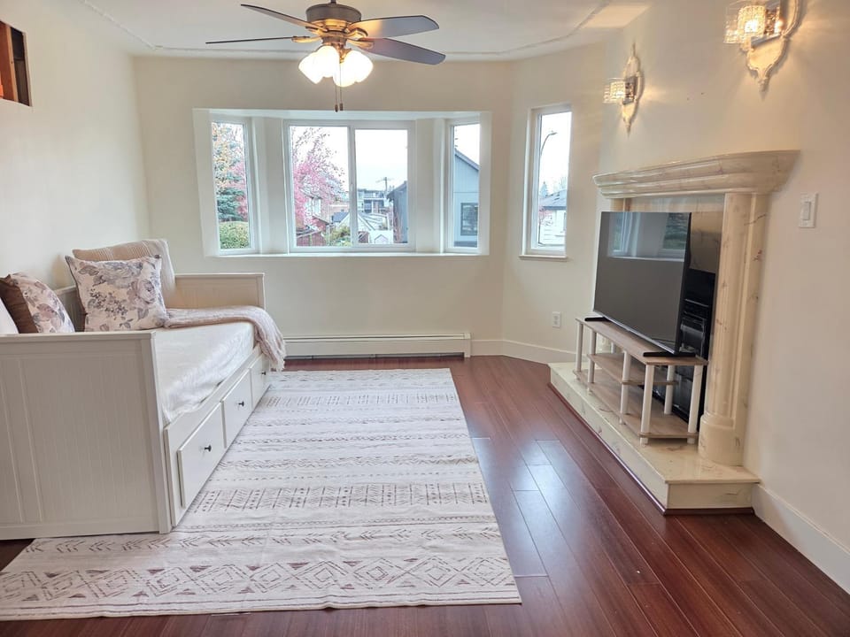 TV and multimedia, Living room, City view, bunk bed