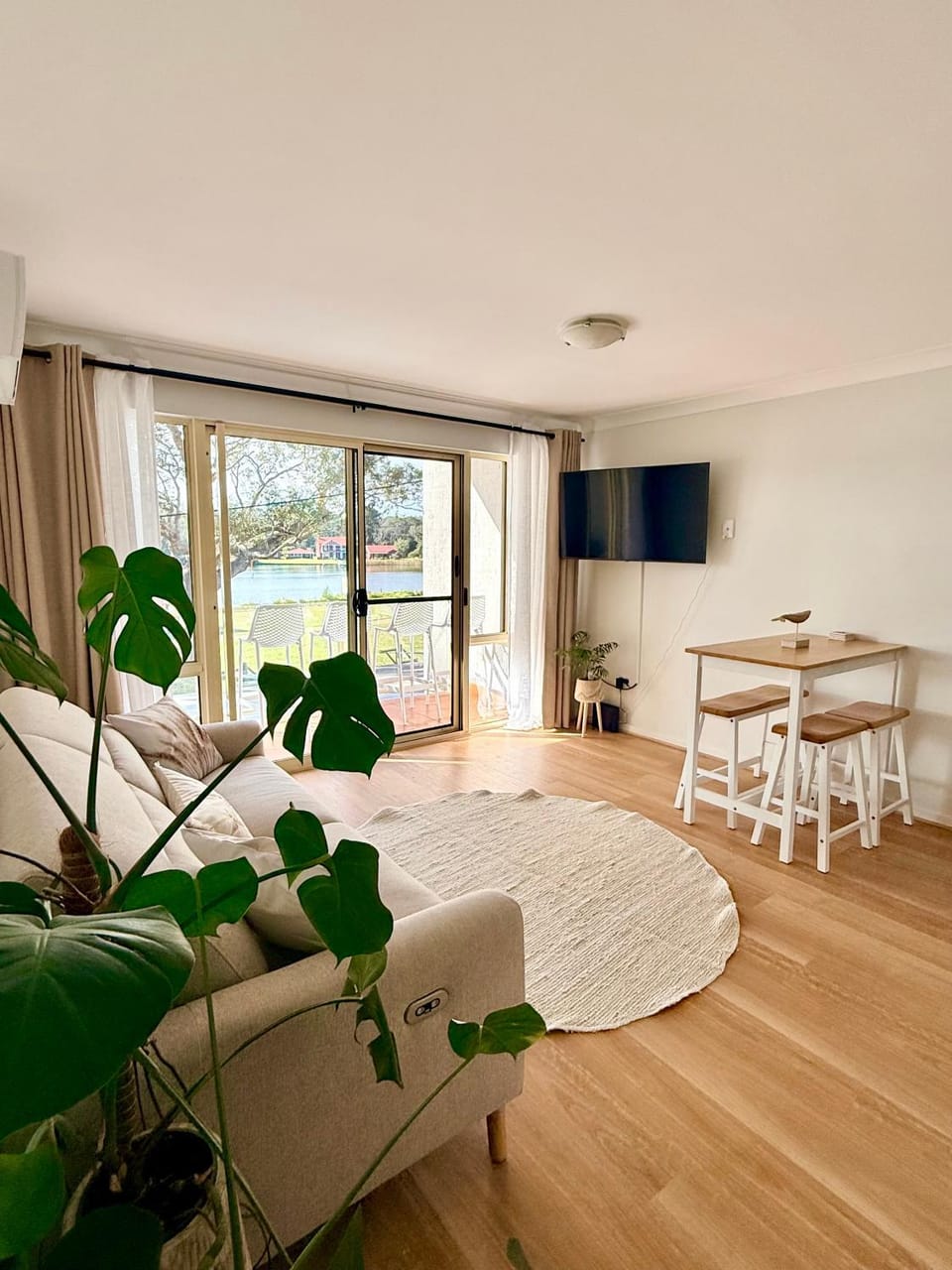 TV and multimedia, Living room, Dining area, River view
