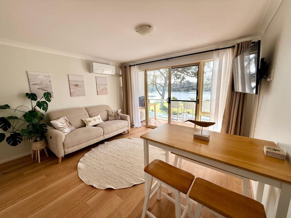 TV and multimedia, Living room, Dining area