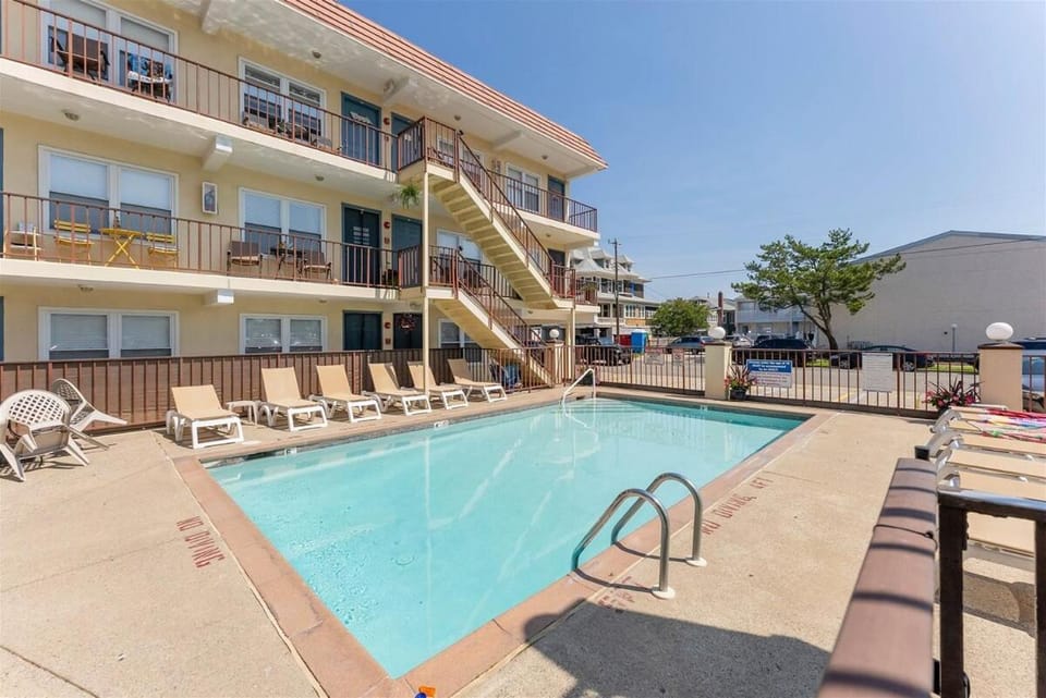 Surfside Getaway with Heated Pool & BBQ Grill House in Wildwood