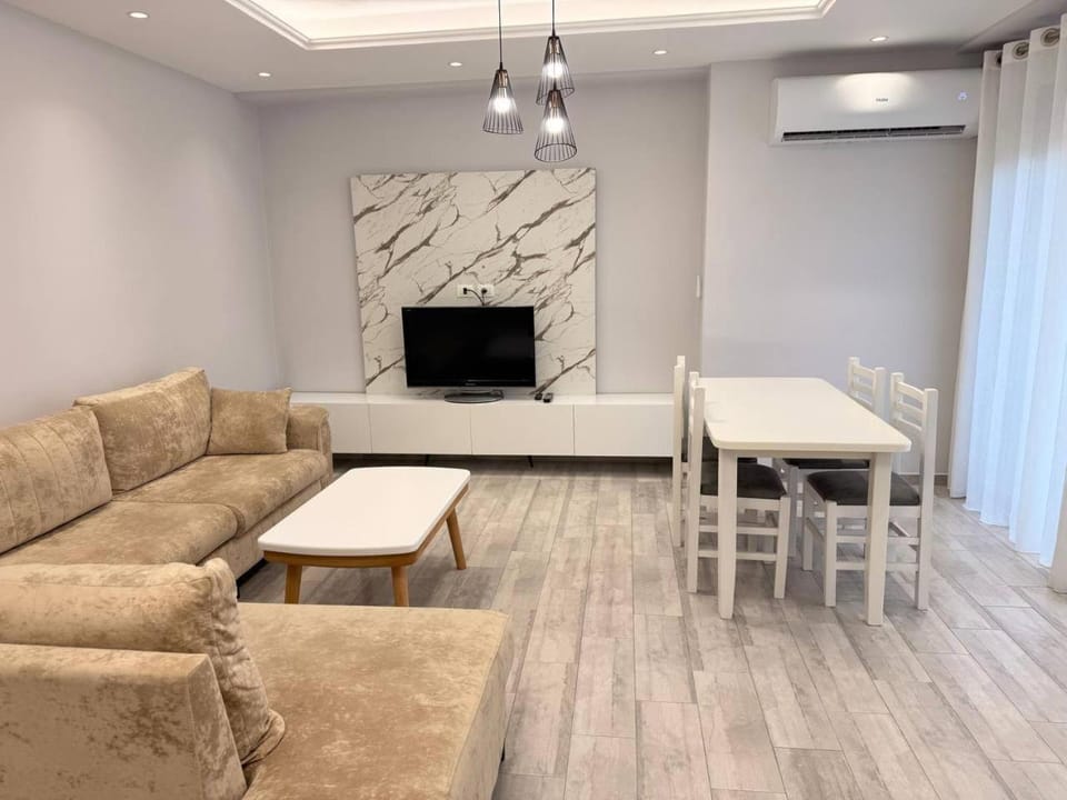 TV and multimedia, Living room, Seating area, Dining area, air conditioner