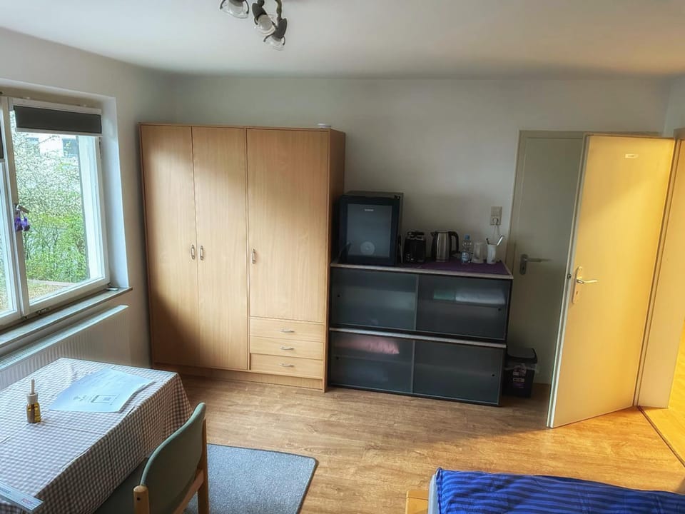 Bed, Coffee/tea facilities, Photo of the whole room, Garden view, wardrobe