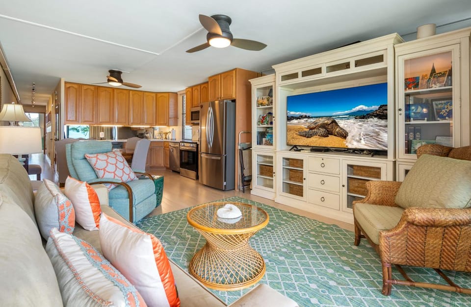 Leinaala Oceanfront #200 2nd Floor unit, Large End Unit, Oceanfront Complex House in Kihei