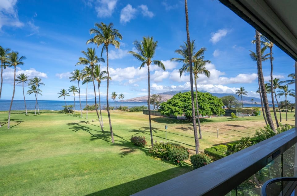 Leinaala Oceanfront #303 Panoramic Ocean Front View, A/C Great Location, Pool Apartment in Kihei