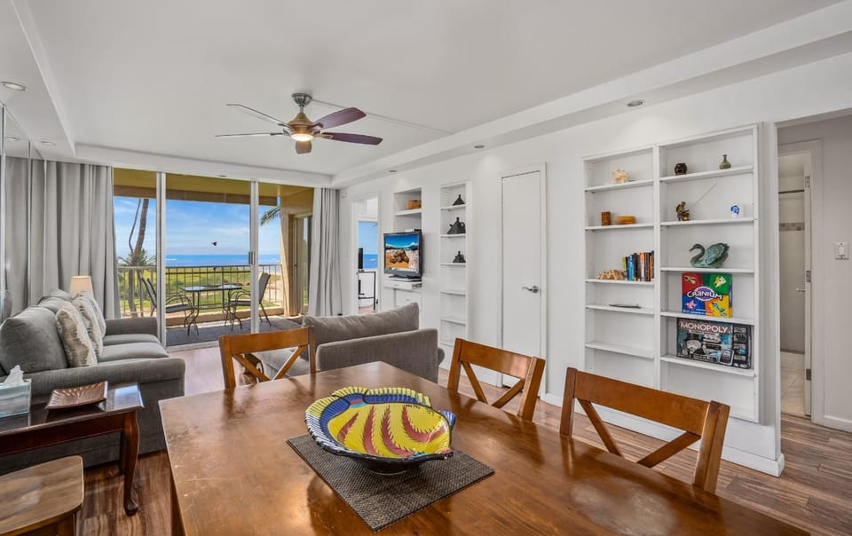 Menehune Shores #422 Updated Unit, Wifi, Panoramic Ocean Views, Great Rates Apartment in Kihei