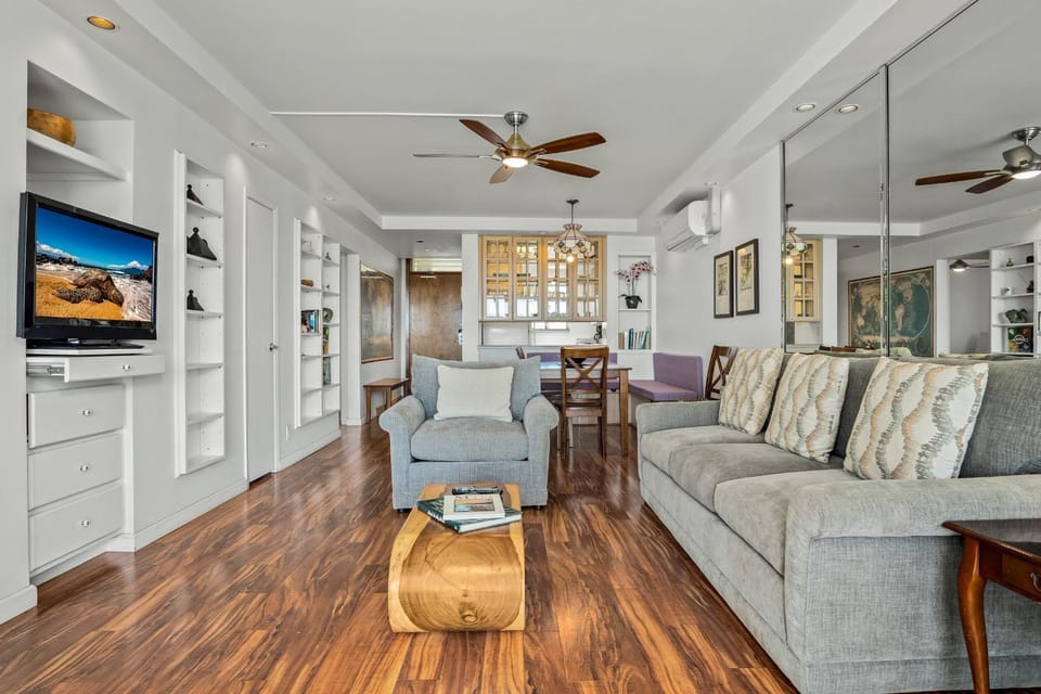 Menehune Shores #422 Updated Unit, Wifi, Panoramic Ocean Views, Great Rates Apartment in Kihei