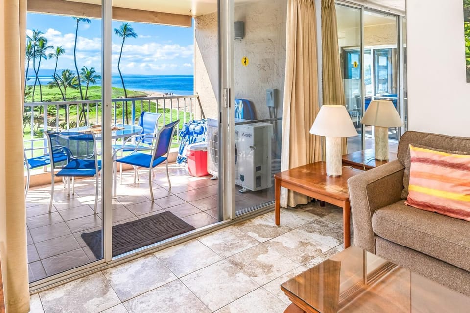 Menehune Shores #425 Panoramic Ocean View, Pool/BBQ area, Full AC Great Rates Apartment in Kihei