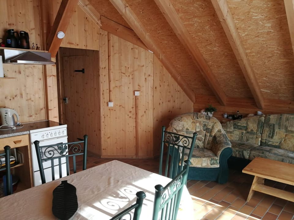 Restaurant/places to eat, Seating area, Dining area