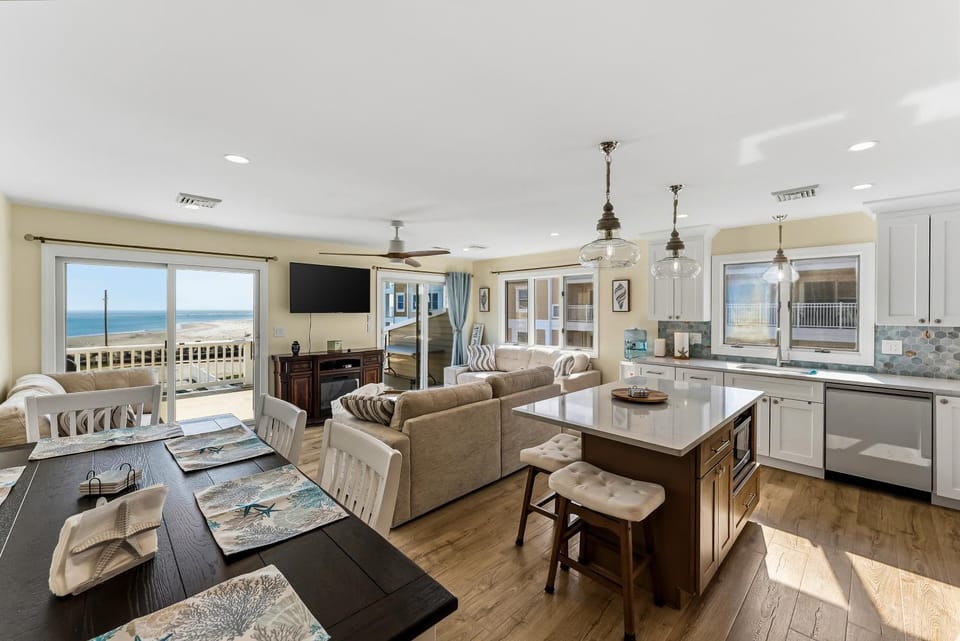 Oceanview 3BR Condo with Balcony & Seawall Access House in North Wildwood