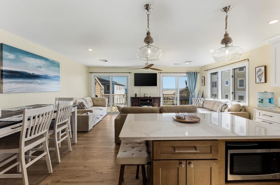Oceanview 3BR Condo with Balcony & Seawall Access House in North Wildwood