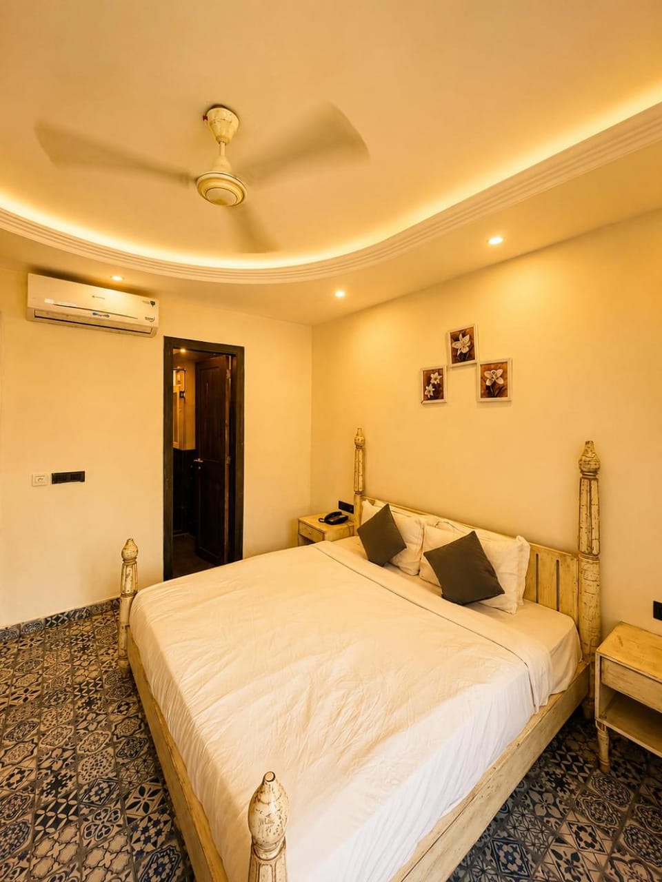 Bed, Photo of the whole room, Bedroom