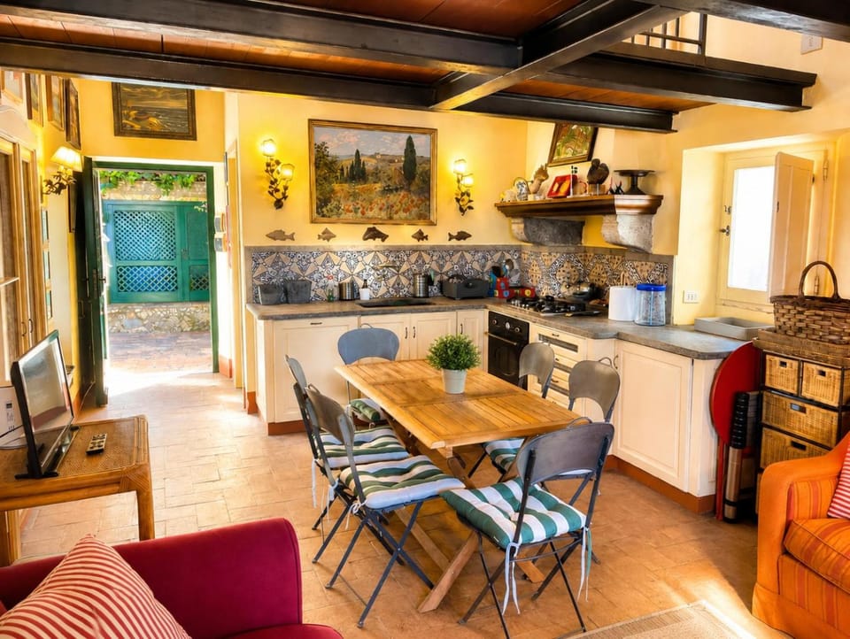Kitchen or kitchenette, Lounge or bar
