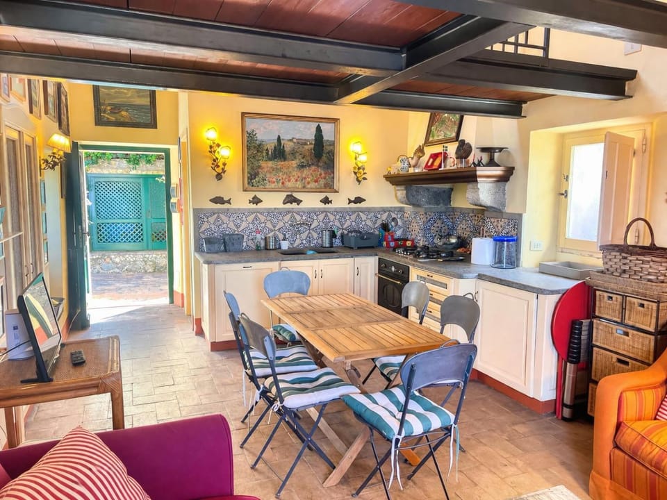 Kitchen or kitchenette, Living room, Seating area, Dining area, dishwasher, minibar, oven, stove