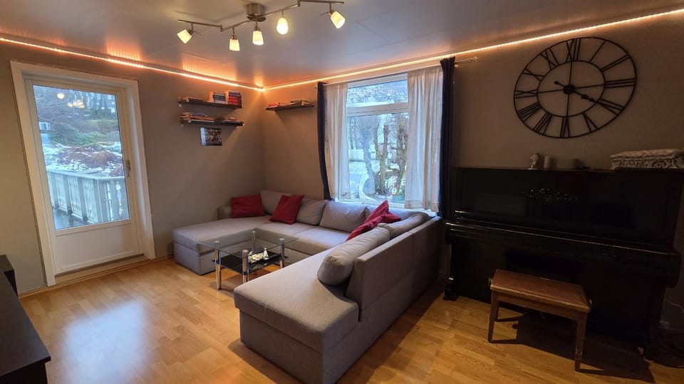 Living room, Photo of the whole room, Seating area