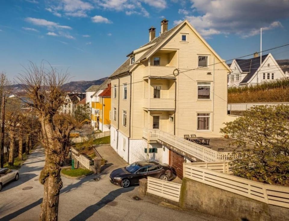 Property building, Neighbourhood, Street view, Parking