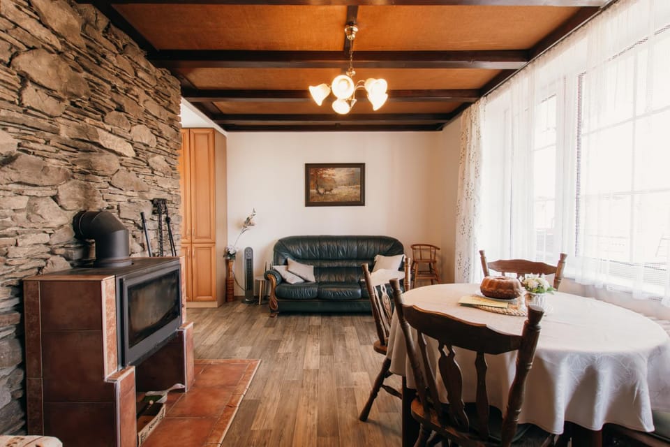 TV and multimedia, Living room, Seating area, Dining area