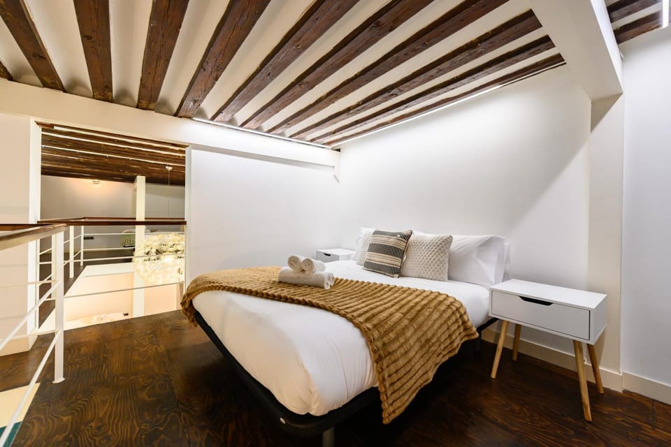 ESA121ID - Amplio Dúplex de 3 dormitorios en el Centro de Madrid - Alquiler temporal Apartment in Centro