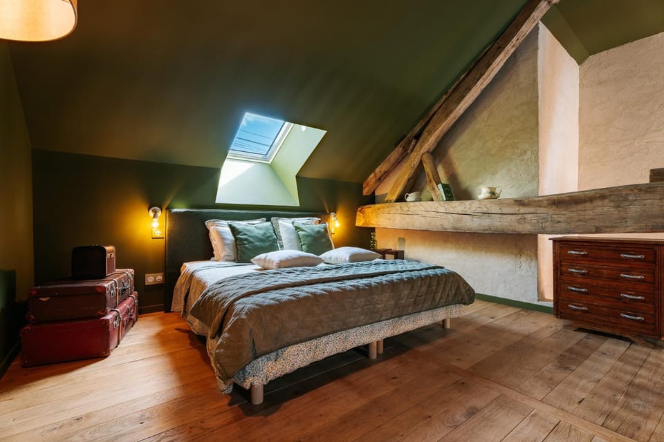 Photo of the whole room, Bedroom