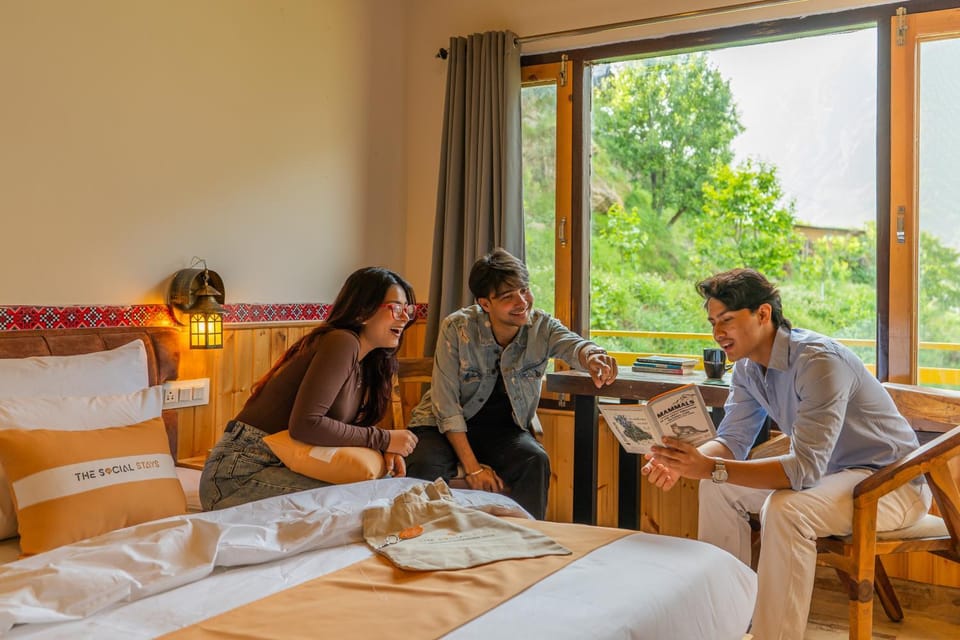 Bed, People, Food and drinks, Photo of the whole room, Bedroom, Food, Guests, group of guests