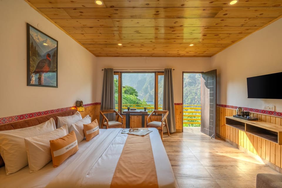 Communal lounge/ TV room, Bed, Natural landscape, TV and multimedia, Living room, Photo of the whole room, Seating area, Evening entertainment, Bedroom