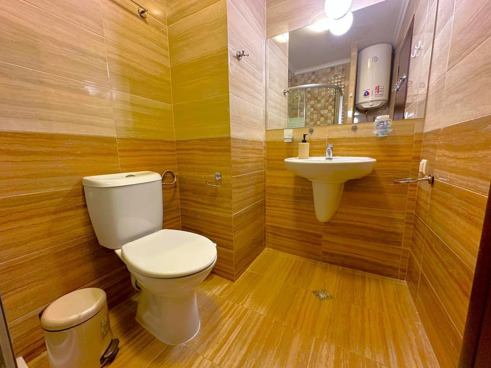 Toilet, towels