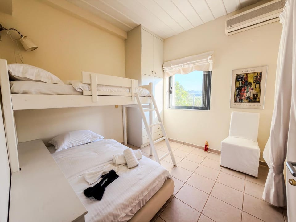 Toilet, Bed, Bathroom, Photo of the whole room, Bedroom, bunk bed, towels, air conditioner