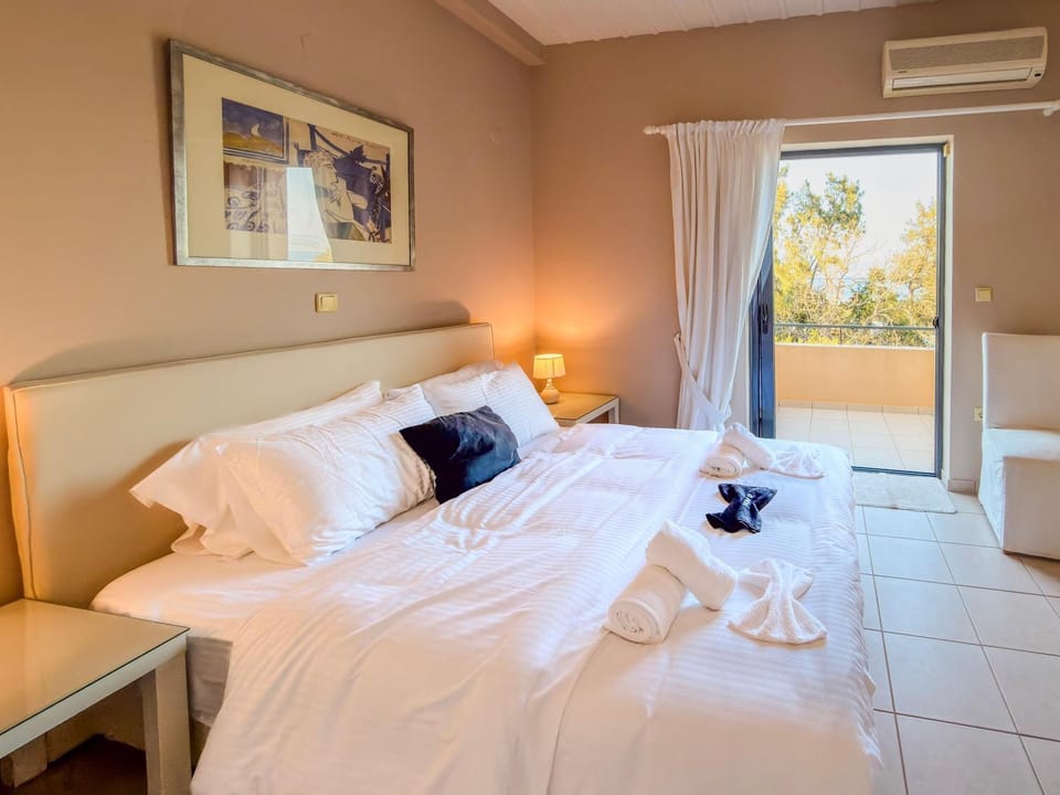 Bed, Photo of the whole room, Bedroom, towels, air conditioner