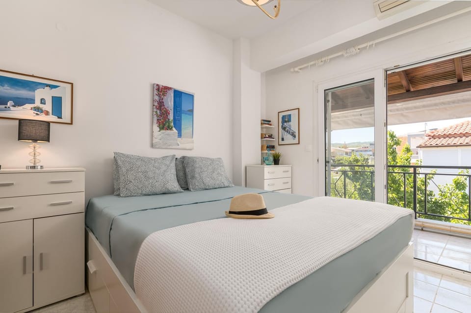 Bed, Living room, Photo of the whole room, Seating area, Bedroom