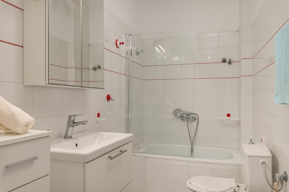Shower, Toilet, Bathroom, Bath, towels