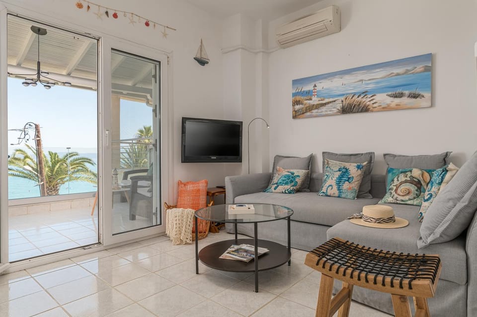Natural landscape, View (from property/room), Balcony/Terrace, Living room, Seating area, air conditioner