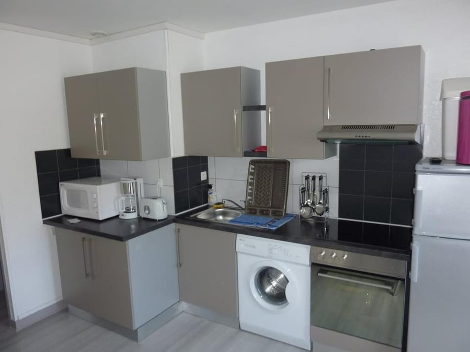 Coffee/tea facilities, dishwasher, microwave, oven, stove, washing machine, kitchen