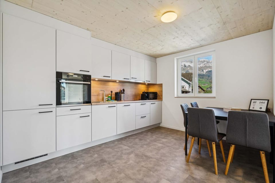 Kitchen or kitchenette, Dining area, oven