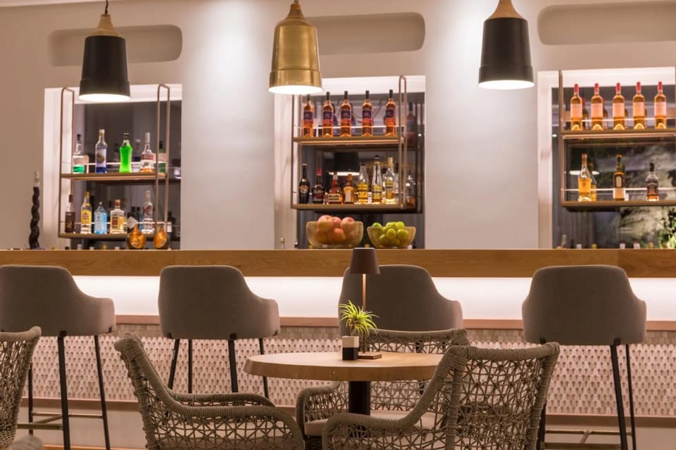 Restaurant/places to eat, Lounge or bar, Lounge or bar, Food and drinks, Drinks