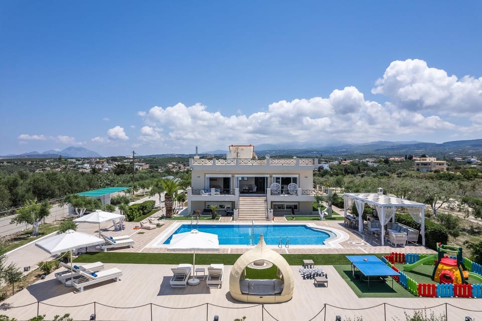 Property building, Natural landscape, Bird's eye view, Mountain view, Pool view, Swimming pool, sunbed