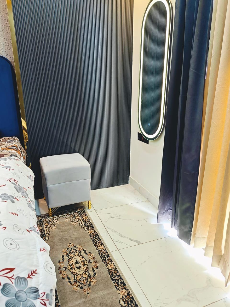 Premium Studio near Gaur City Mall Apartment in Noida