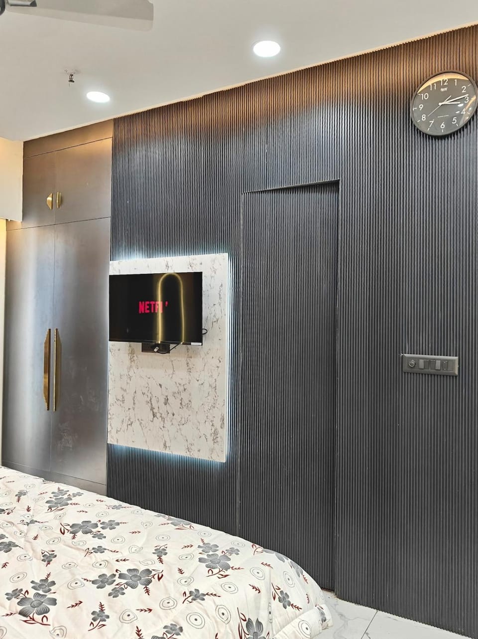 Premium Studio near Gaur City Mall Apartment in Noida