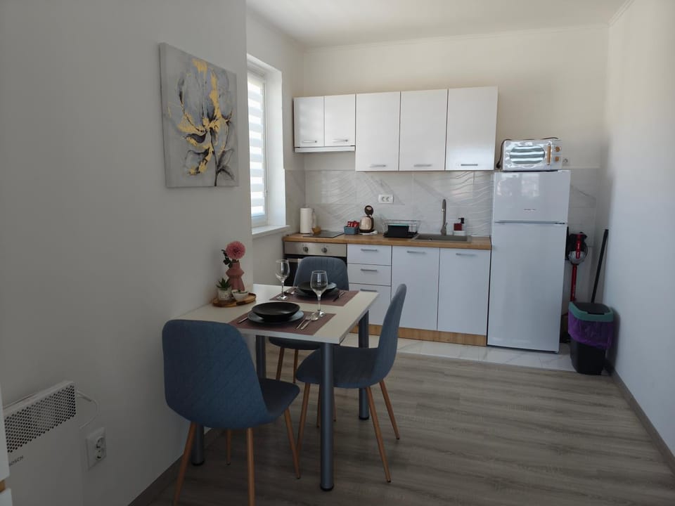 Dining area, kitchen