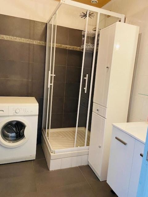 Shower, Bathroom, washing machine