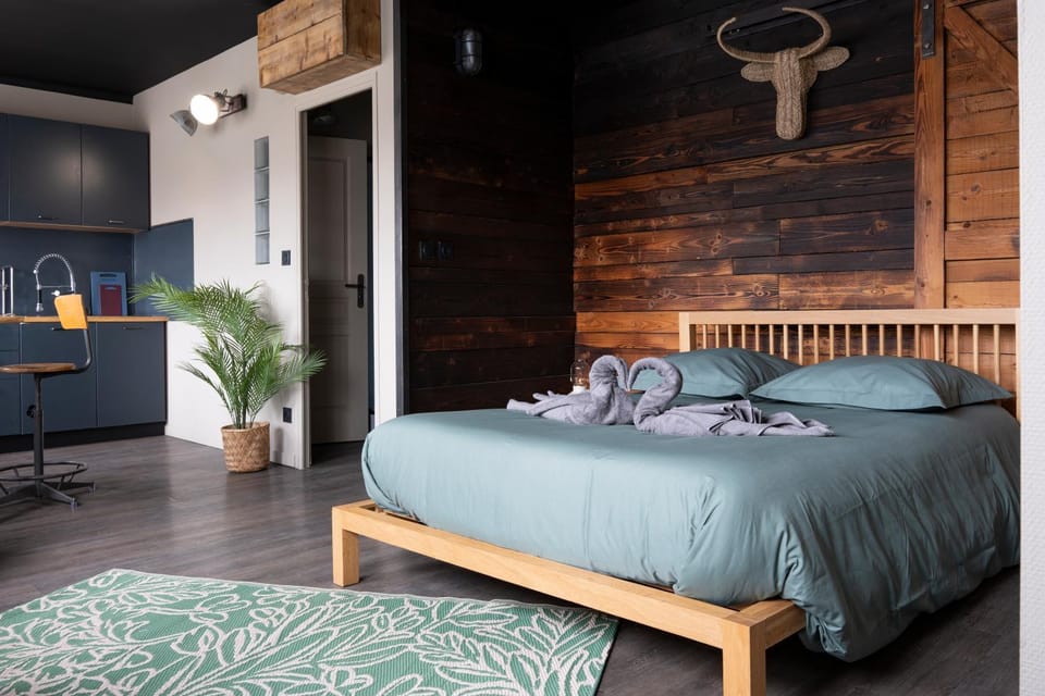 Bed, Photo of the whole room, Bedroom, towels