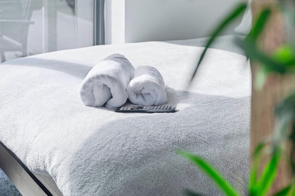 Bed, towels