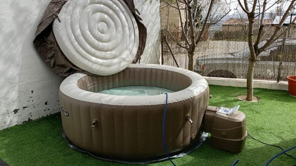 Chalet con Jacuzzi y Chimenea, FIBRA 600MBS House in Castile and León